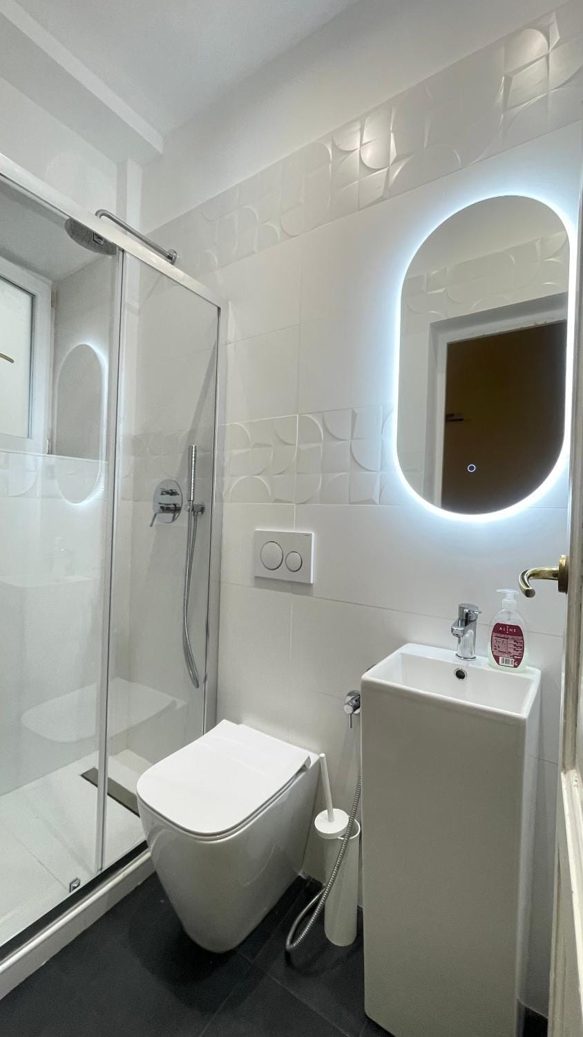 Shower, Toilet, Bathroom, towels