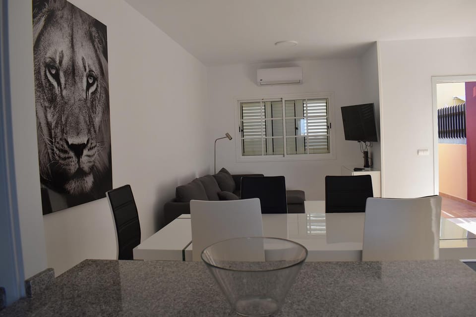 TV and multimedia, Living room, Seating area, Dining area, air conditioner