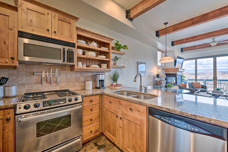 Walkable Park Mountain Getaway: Hot Tub & Views! House in Snyderville