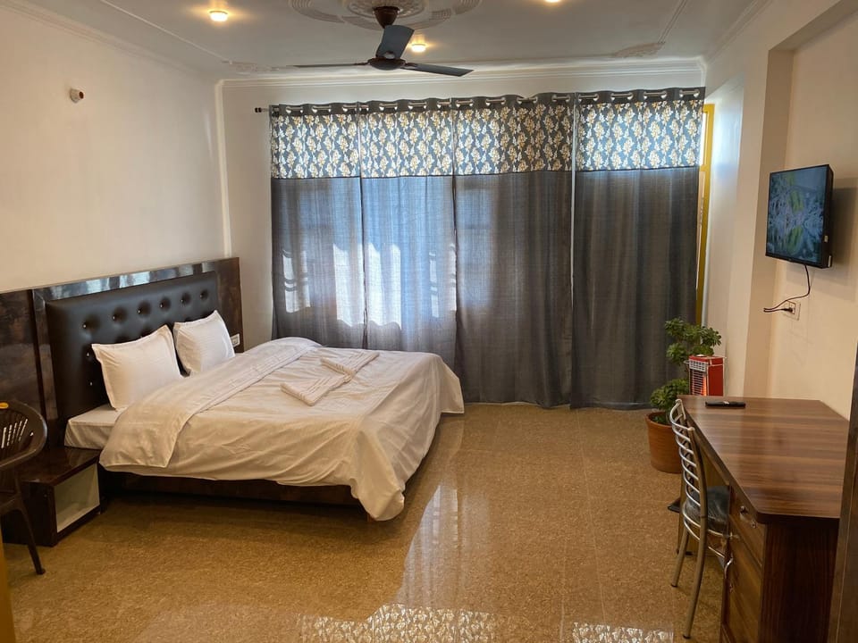 Photo of the whole room, Bedroom, hair dresser