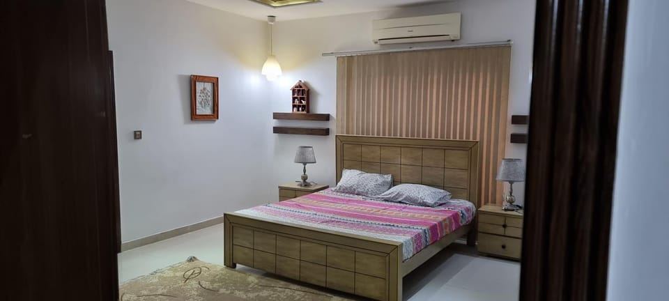 Cheerful and spacious 1-Kanal / 4-Bedroom residential home House in Lahore