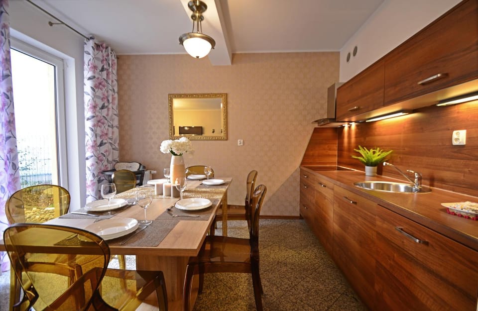 Dining area, kitchen