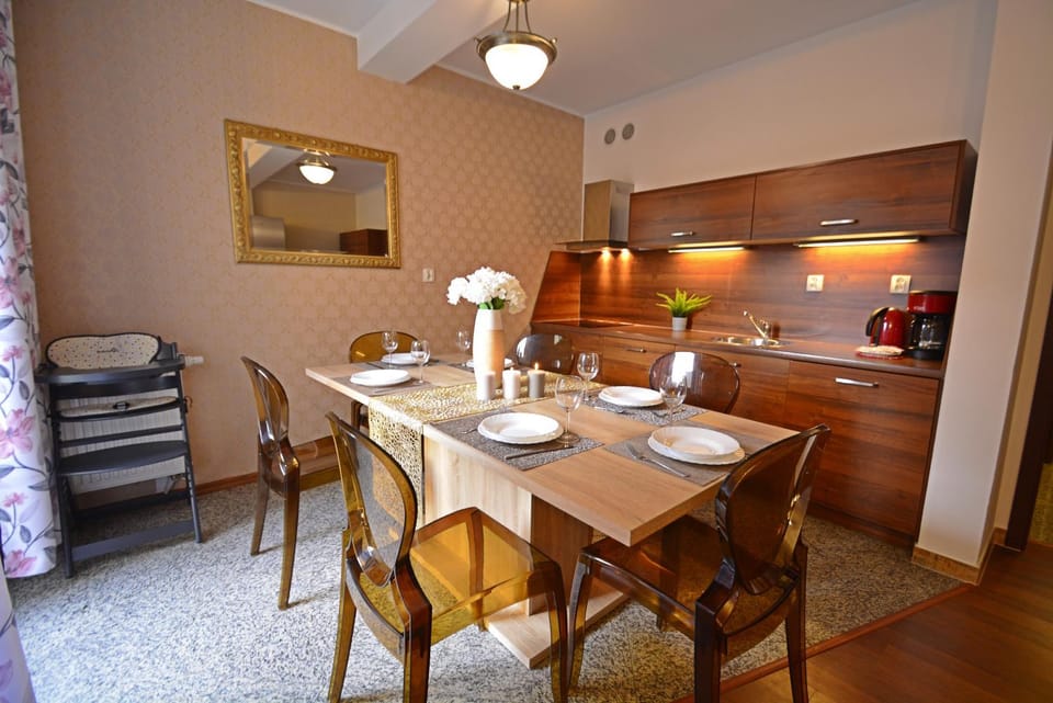 Dining area, kitchen