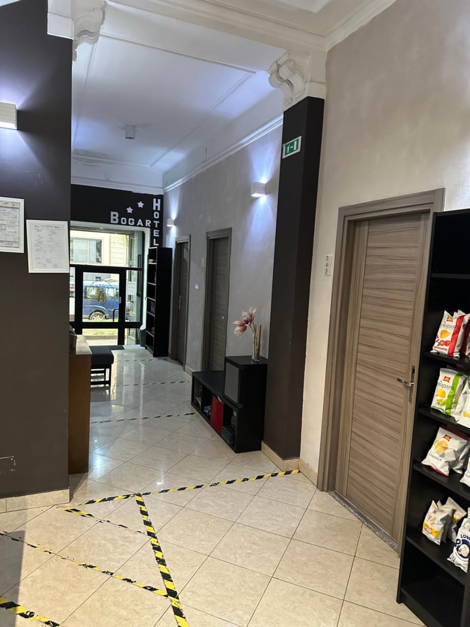 Restaurant/places to eat, Facade/entrance