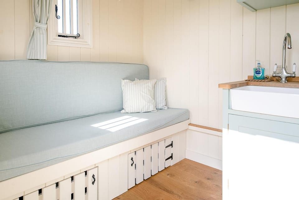 Sage Shepherds Hut Boundary Farm, Framlingham House in Framlingham