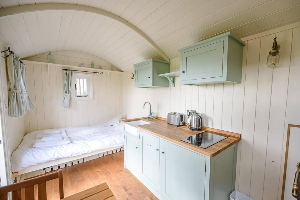 Sage Shepherds Hut Boundary Farm, Framlingham House in Framlingham