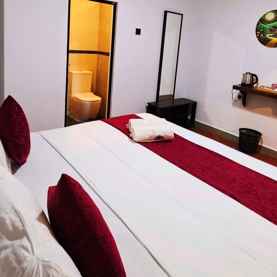 Bed, Photo of the whole room, Bedroom, towels