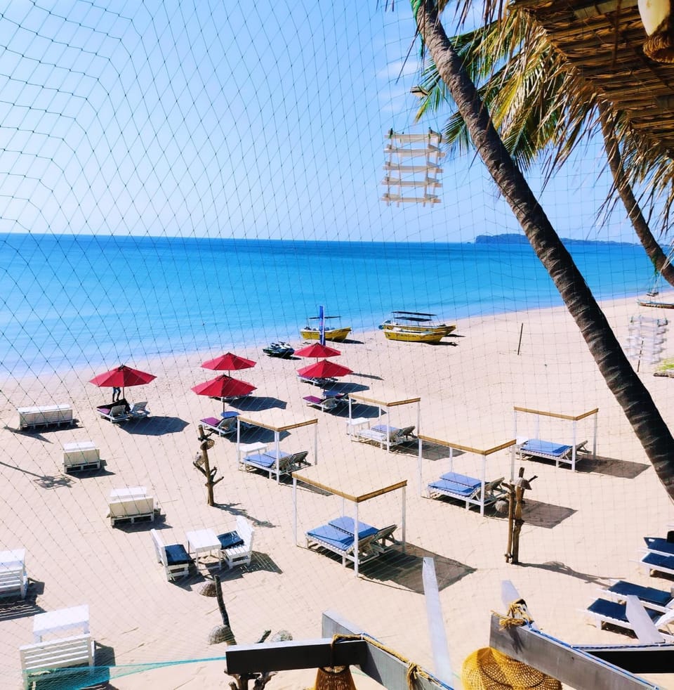 Nearby landmark, Day, Natural landscape, Beach, Evening entertainment, Sea view, sunbed