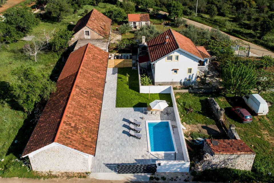 Property building, Day, Neighbourhood, Natural landscape, Bird's eye view, Pool view, Street view, Swimming pool, sunbed