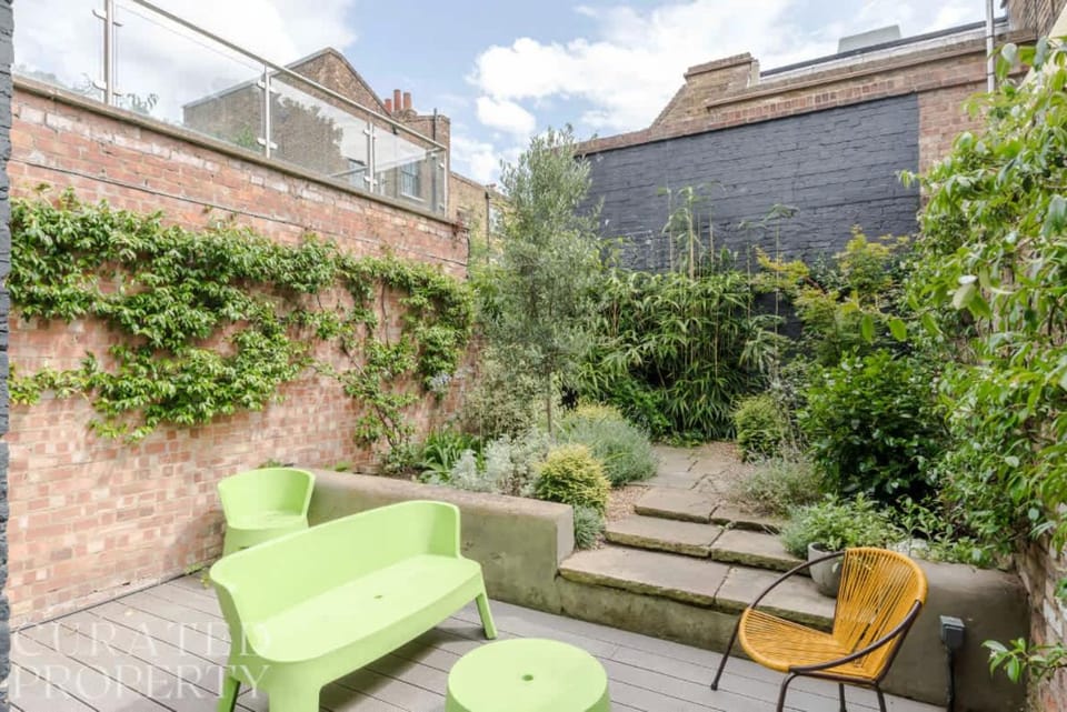 Georgian Townhouse with Sun Terrace & Garden House in London Borough of Islington