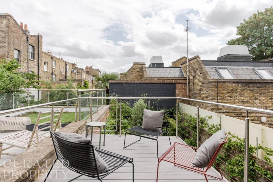 Georgian Townhouse with Sun Terrace & Garden House in London Borough of Islington