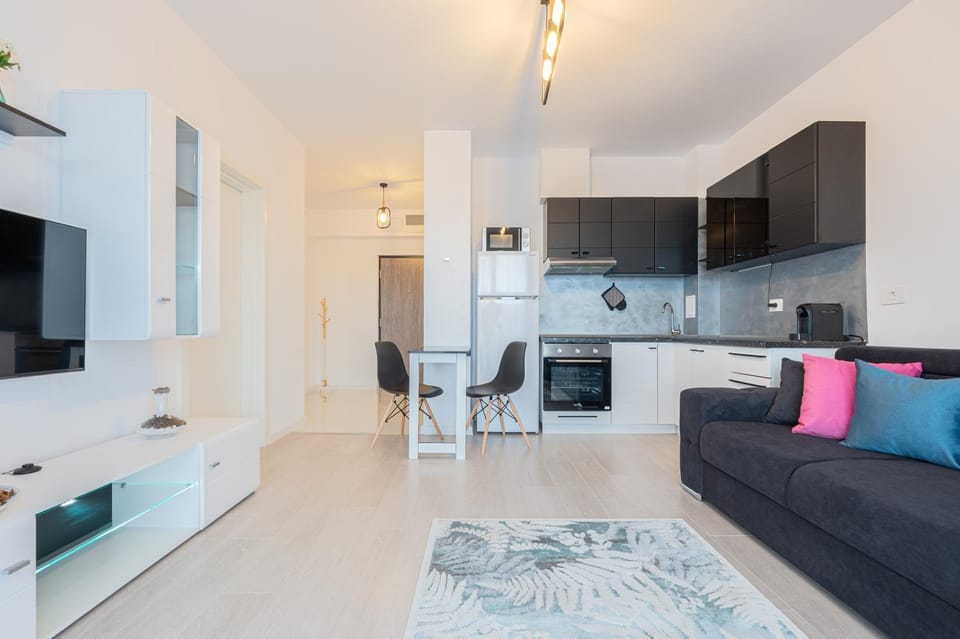 TV and multimedia, Kitchen or kitchenette, Living room, Seating area