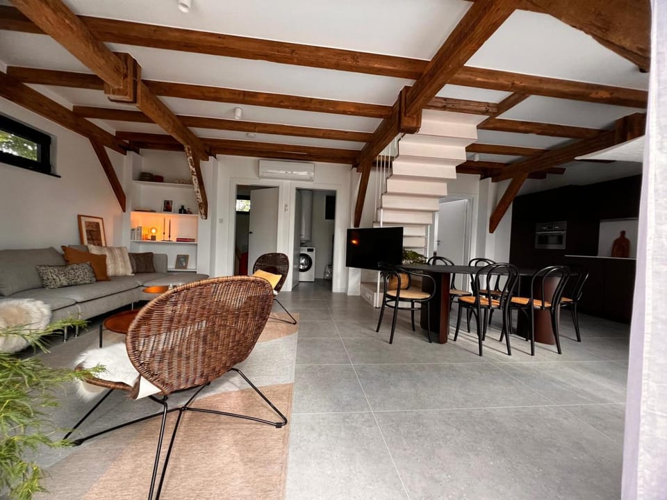 Kitchen or kitchenette, Living room, Seating area, Dining area
