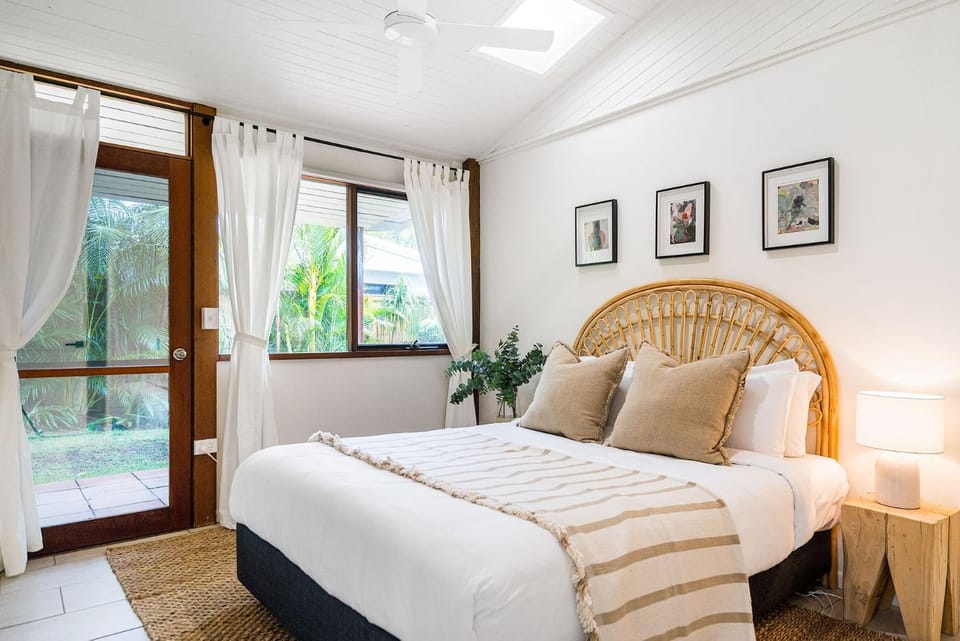 Bed, Photo of the whole room, Bedroom, fireplace
