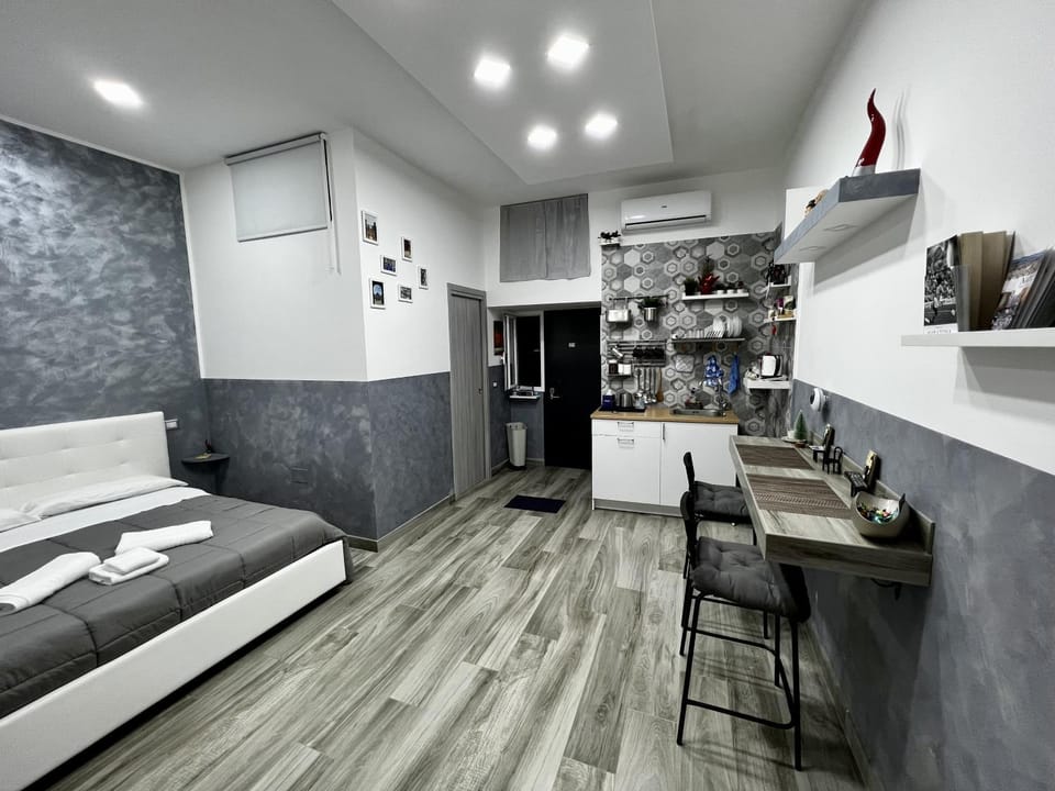 Bed, Kitchen or kitchenette, Photo of the whole room, Bedroom, Entertainment, towels, towels, kitchen, kitchen, air conditioner, air conditioner