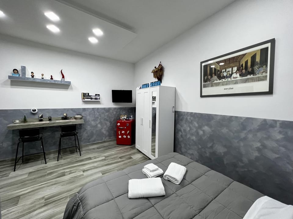 Bed, TV and multimedia, Photo of the whole room, Bedroom, Entertainment, towels, towels, wardrobe