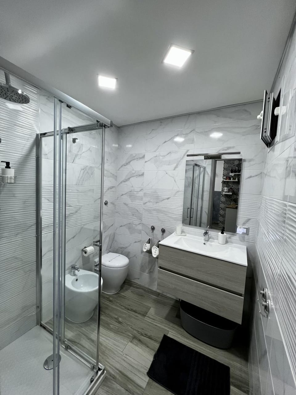 Shower, Toilet, Bathroom, heating, heating, towels, towels