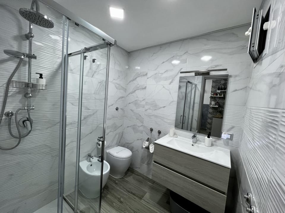 Shower, Toilet, Bathroom, heating, heating, towels, towels