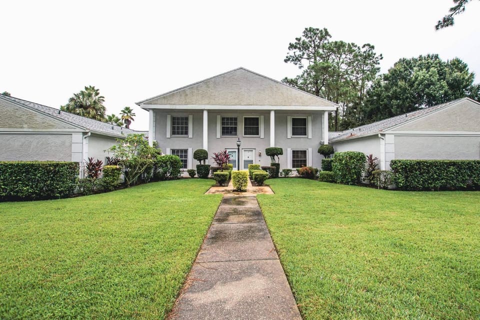 Golf and Tennis ~ Edgewater Escape House in Wesley Chapel