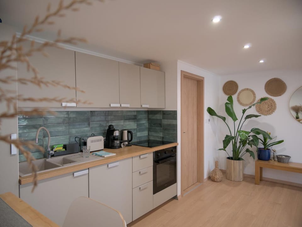 Coffee/tea facilities, oven, stove, toaster, kitchen