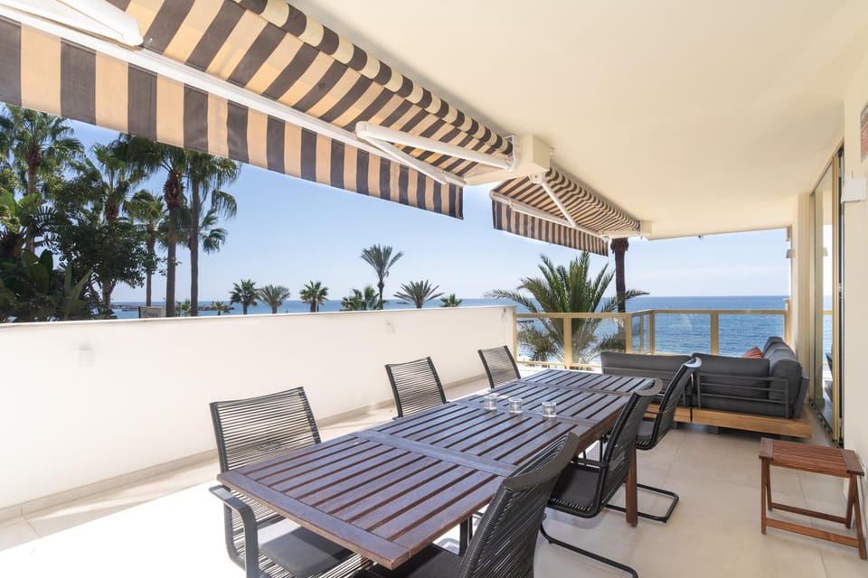 Property building, Balcony/Terrace, Living room