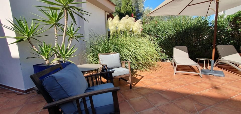 Property building, Balcony/Terrace, Living room