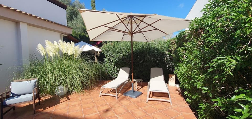 Property building, Balcony/Terrace, Living room