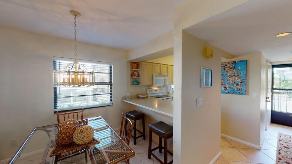 Prime Location I Free Beach Access Directly Across The Street Apartment in Marco Island