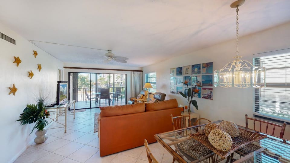 Prime Location I Free Beach Access Directly Across The Street Apartment in Marco Island