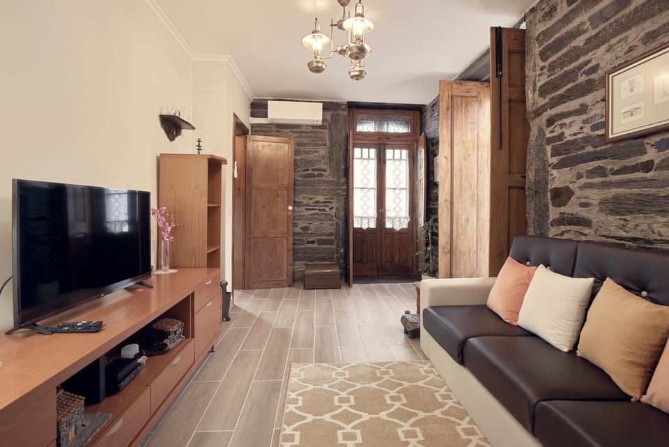Communal lounge/ TV room, TV and multimedia, Living room, Seating area