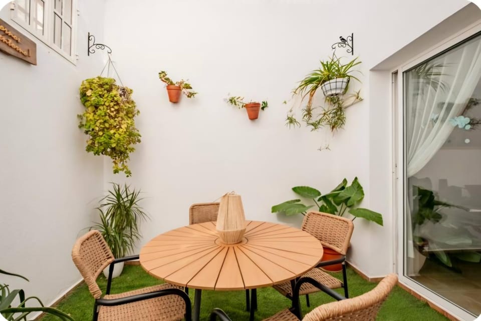 Patio, Day, Dining area