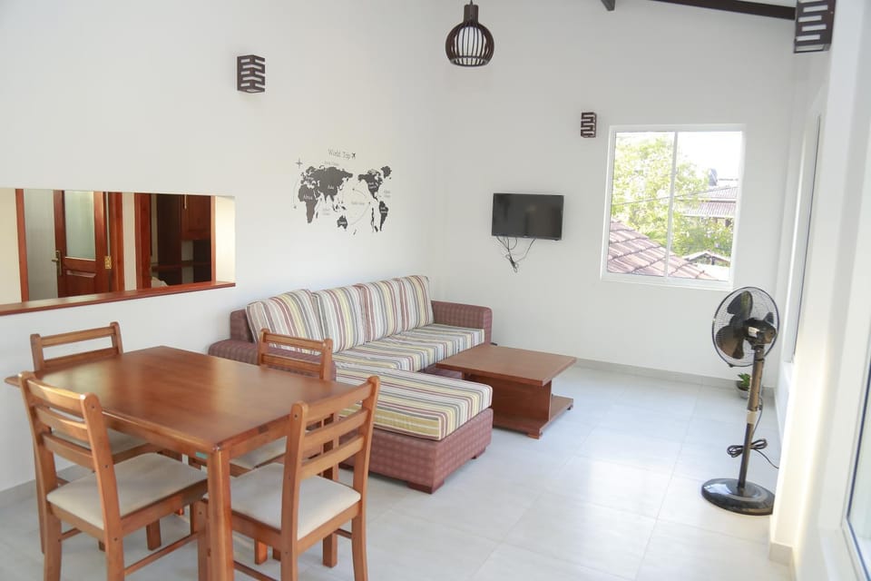 TV and multimedia, Living room, Lounge or bar, Seating area, Dining area, fireplace