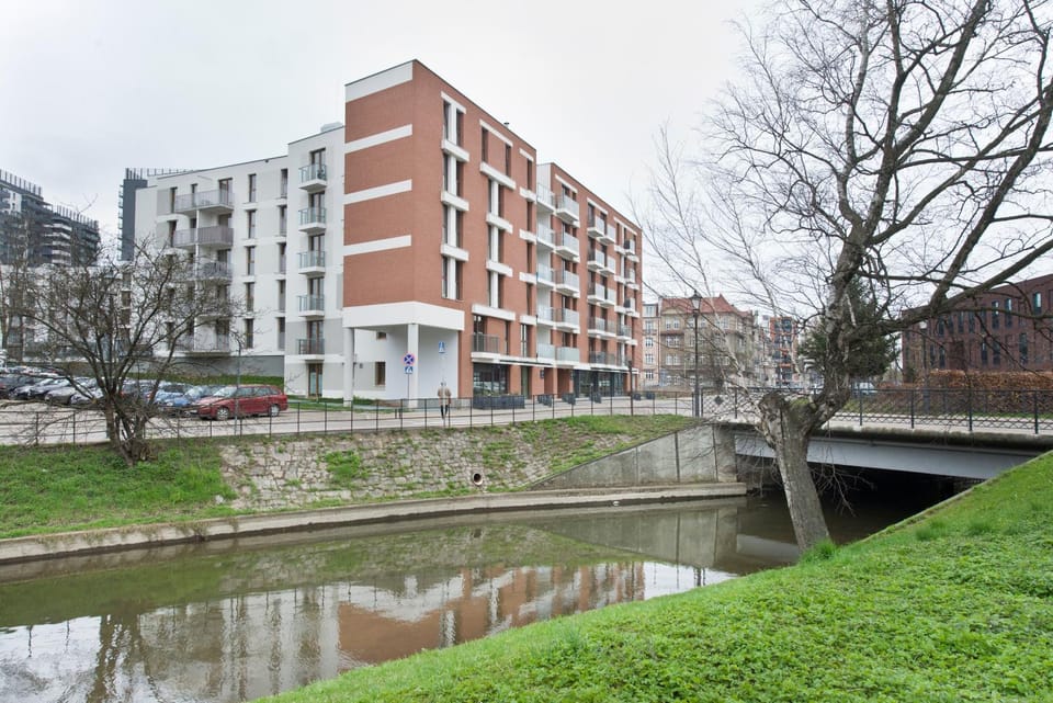 Property building, Day, Neighbourhood, Natural landscape, River view, Street view, Parking