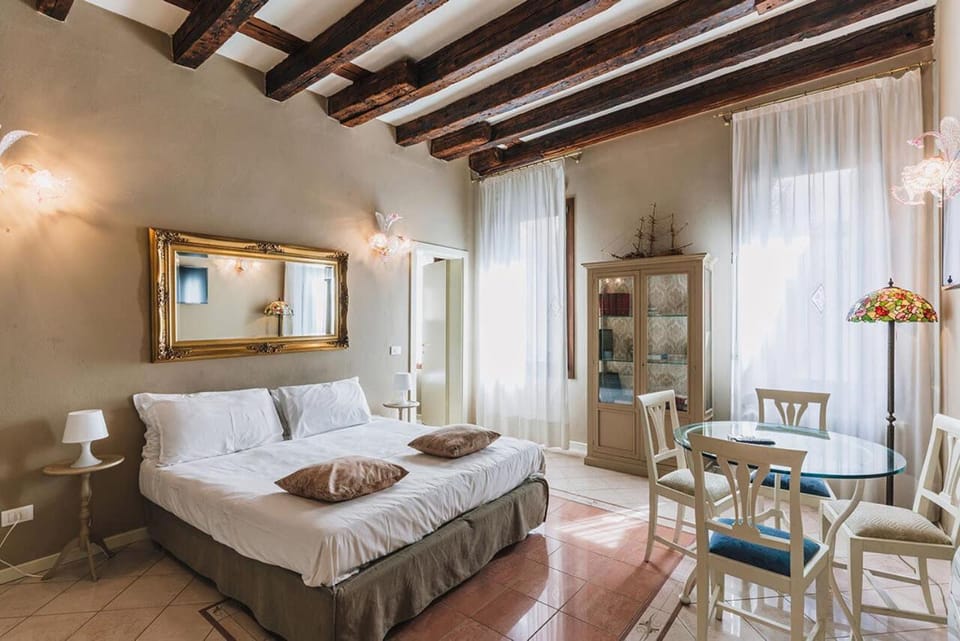 Bed, Photo of the whole room, Dining area, Bedroom