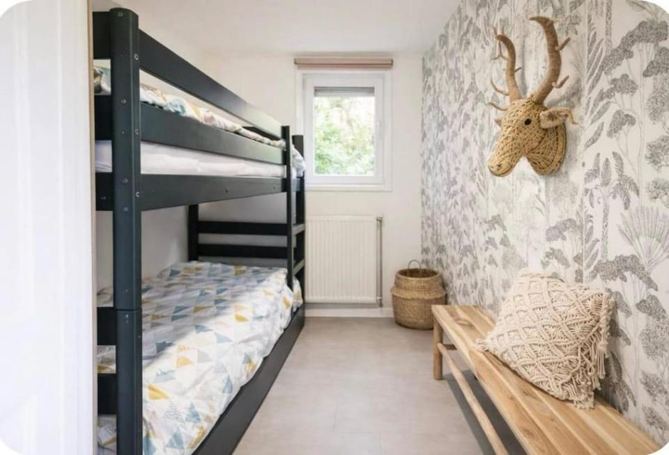 Bedroom, bunk bed