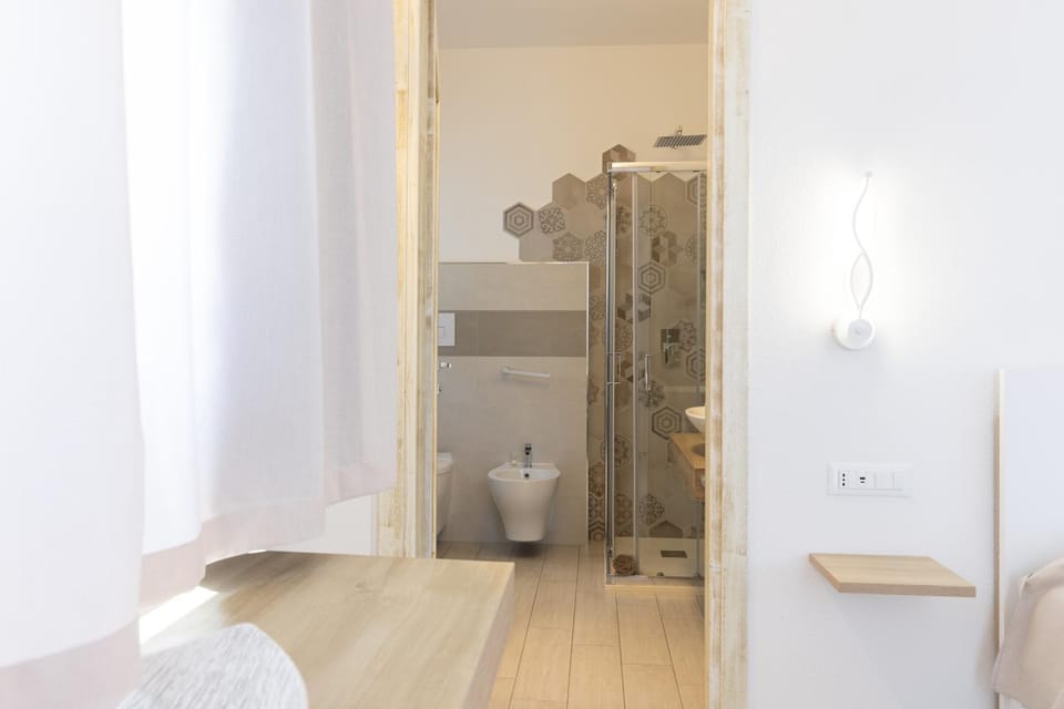 Shower, Toilet, Bed, Bathroom, Photo of the whole room, Bedroom