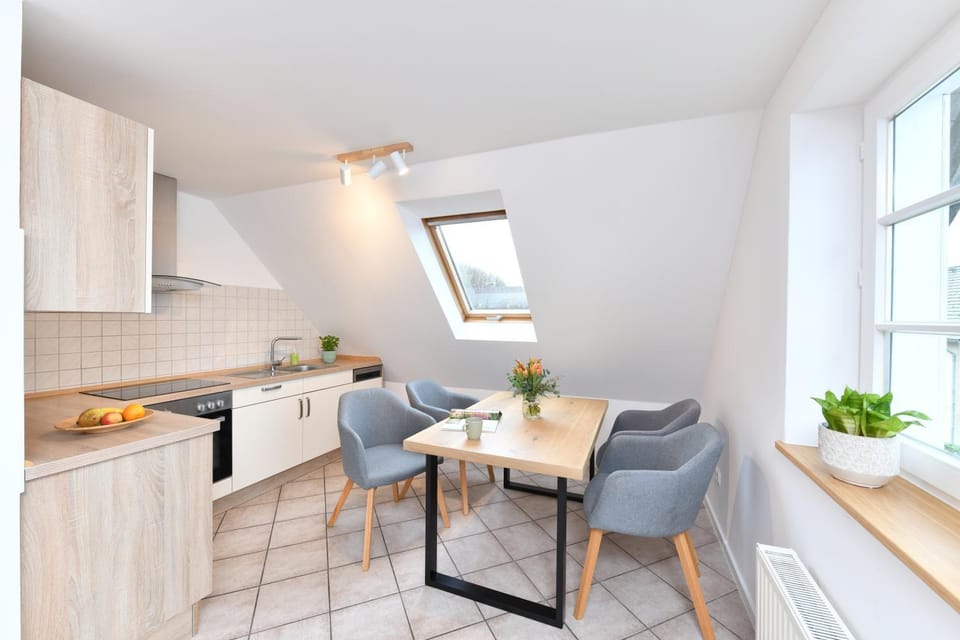 Kitchen or kitchenette, Seating area, Dining area
