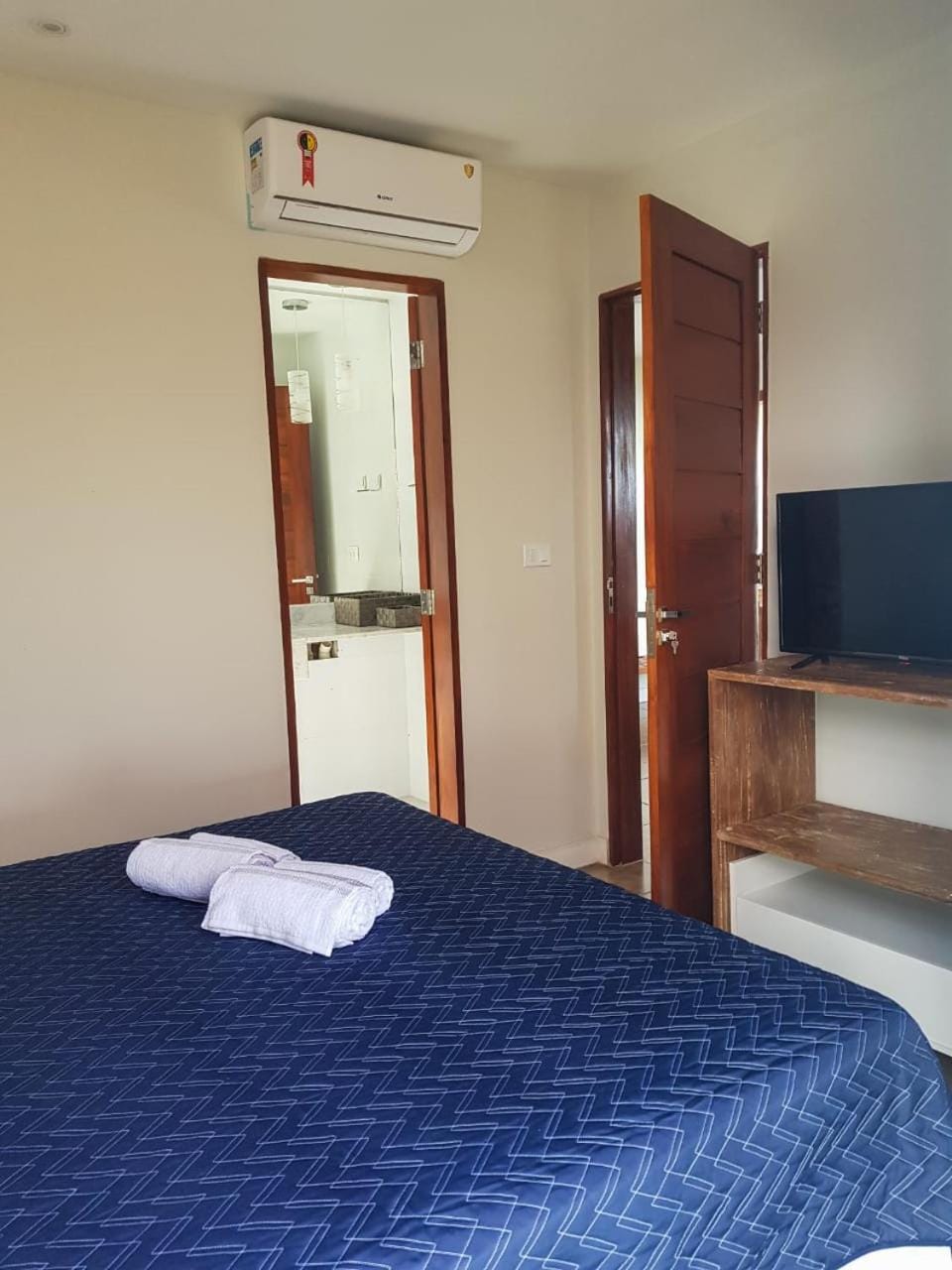 Bed, TV and multimedia, Photo of the whole room, Bedroom