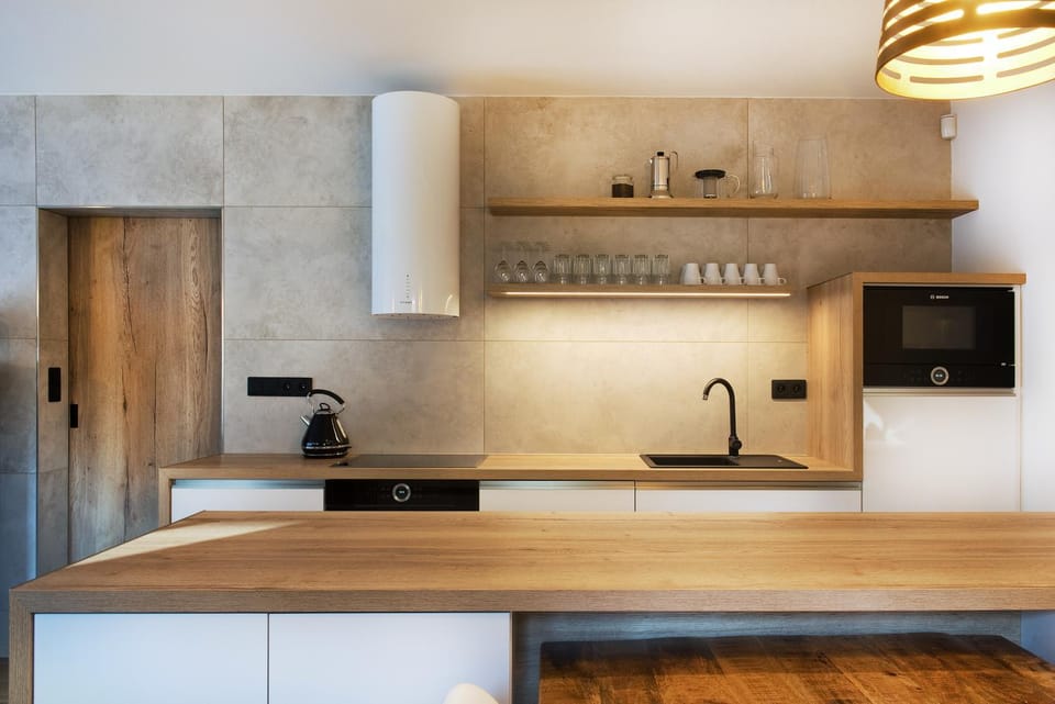 Kitchen or kitchenette, minibar