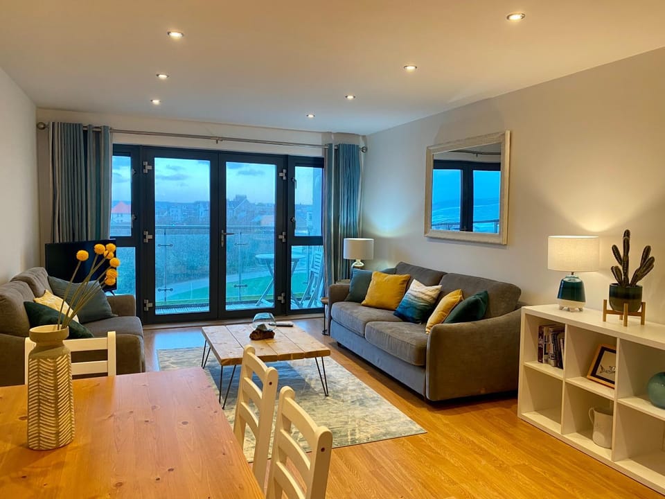 Natural landscape, TV and multimedia, Living room, Seating area