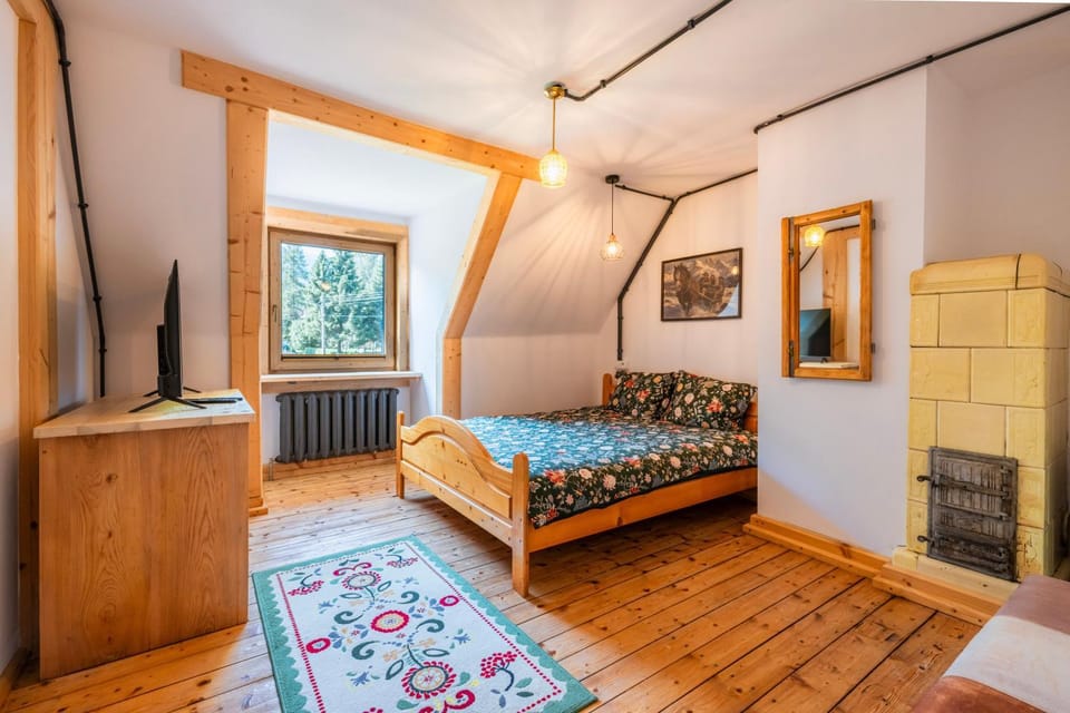 Bed, TV and multimedia, Bedroom, Garden view, Mountain view