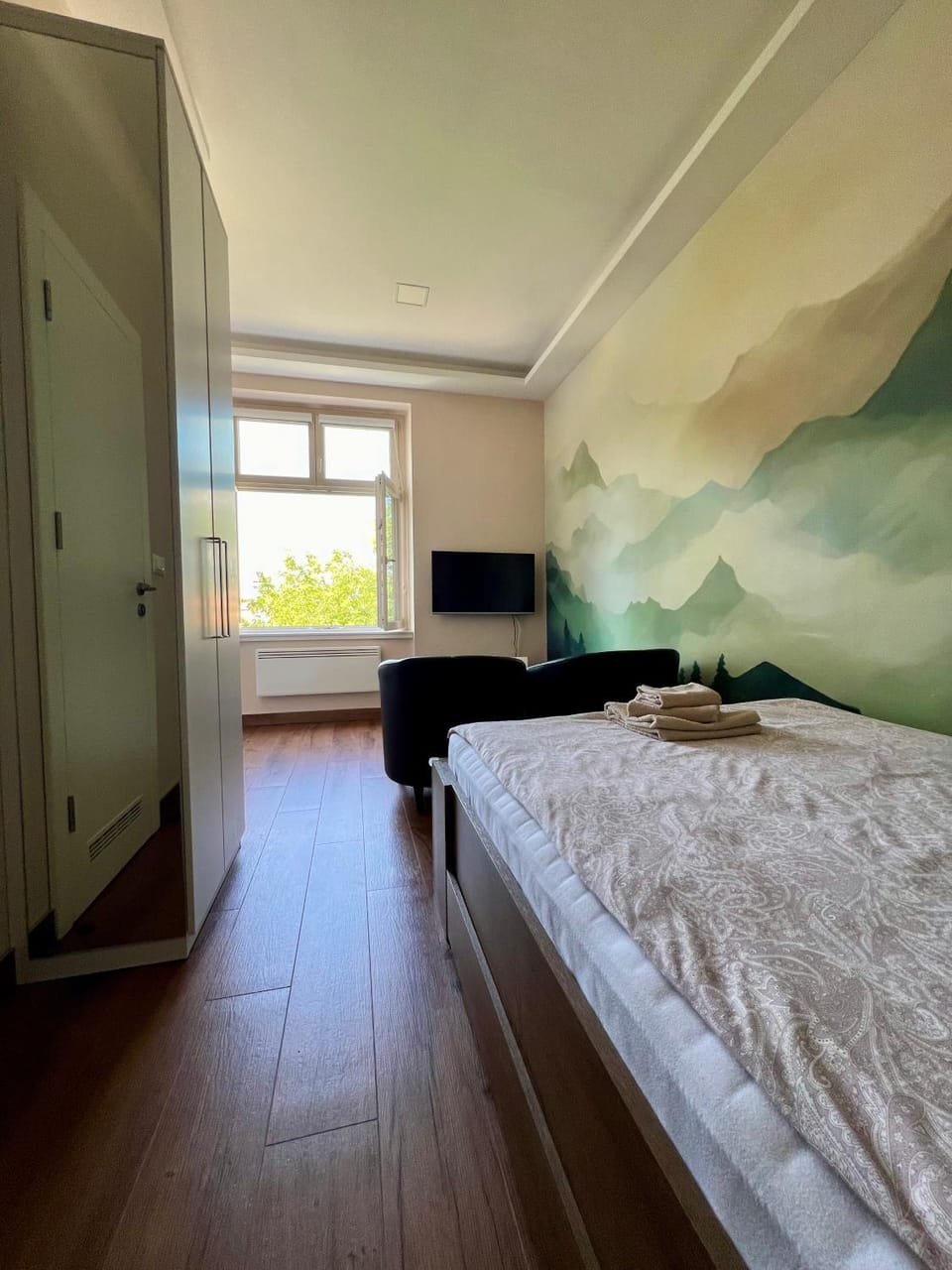Communal lounge/ TV room, Bed, TV and multimedia, Photo of the whole room, Evening entertainment, Bedroom, wardrobe