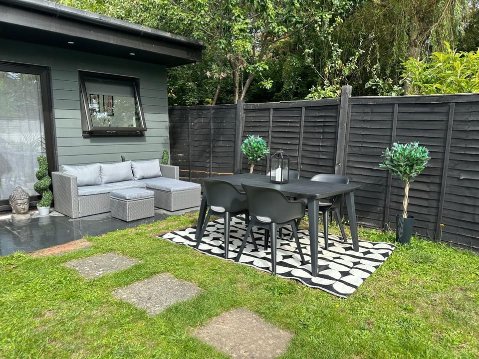 Patio, Garden, Seating area, Dining area