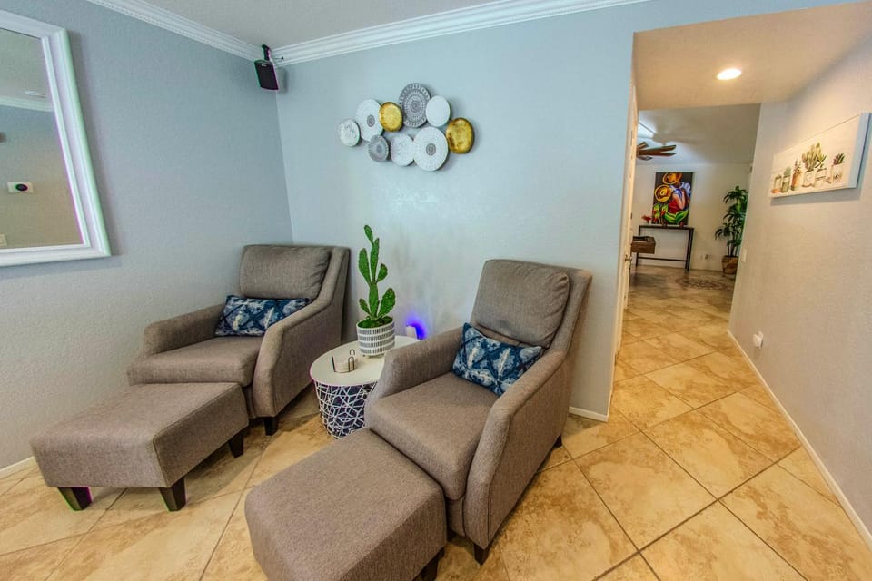Pool, Putting Green, BBQ! Group Haven in La Quinta House in La Quinta