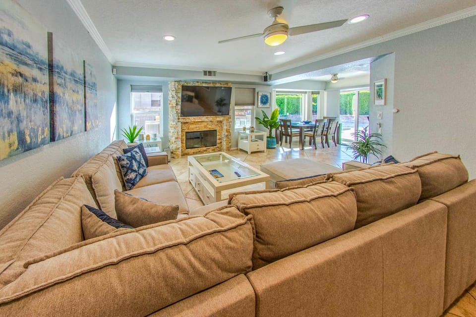 Pool, Putting Green, BBQ! Group Haven in La Quinta House in La Quinta