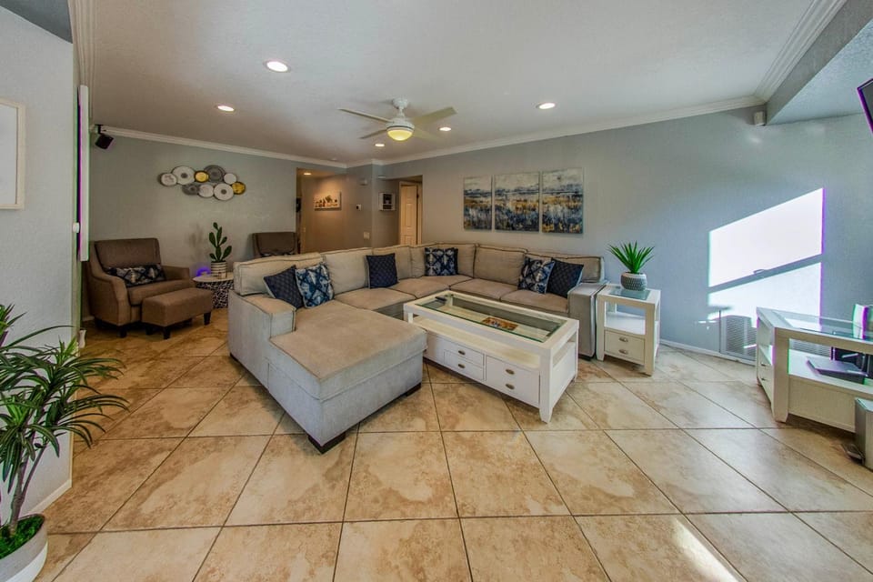 Pool, Putting Green, BBQ! Group Haven in La Quinta House in La Quinta
