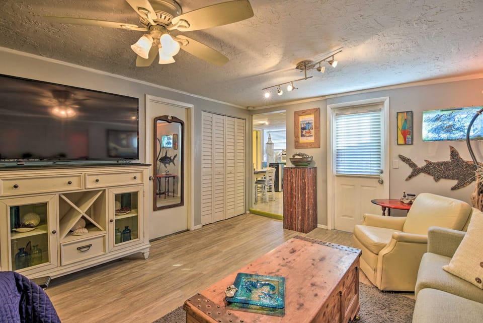 8 Mi to Beaches: Artistic Bradenton Studio w/ Yard Apartment in Bradenton