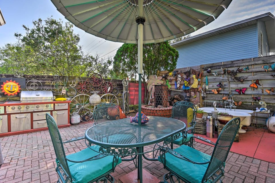 8 Mi to Beaches: Artistic Bradenton Studio w/ Yard Apartment in Bradenton