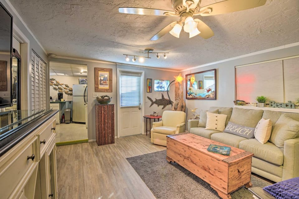 8 Mi to Beaches: Artistic Bradenton Studio w/ Yard Apartment in Bradenton