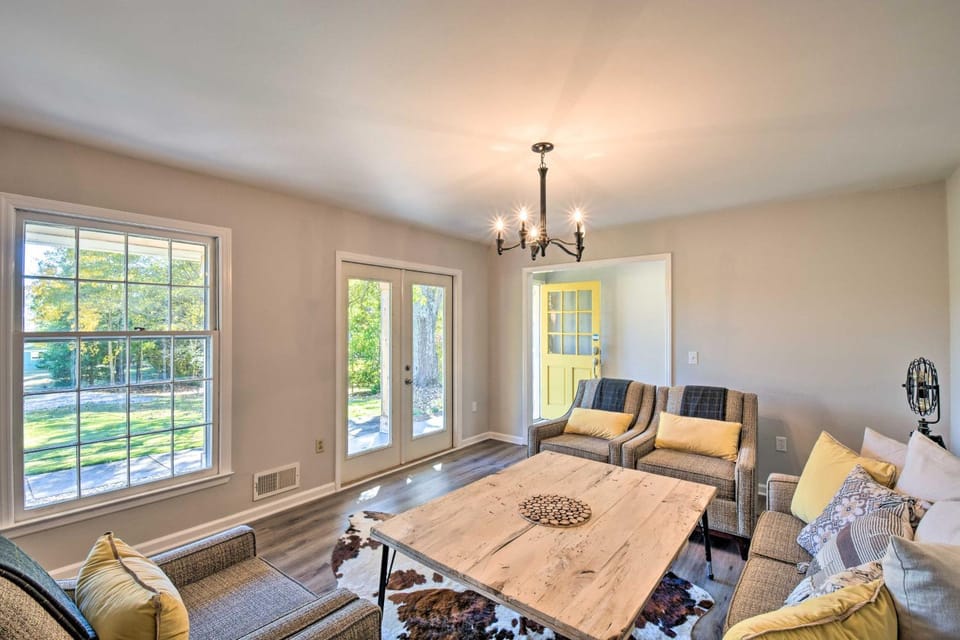 Mod 'Stable House' on 10 Acres, Walk to Lake! House in Lake Lanier